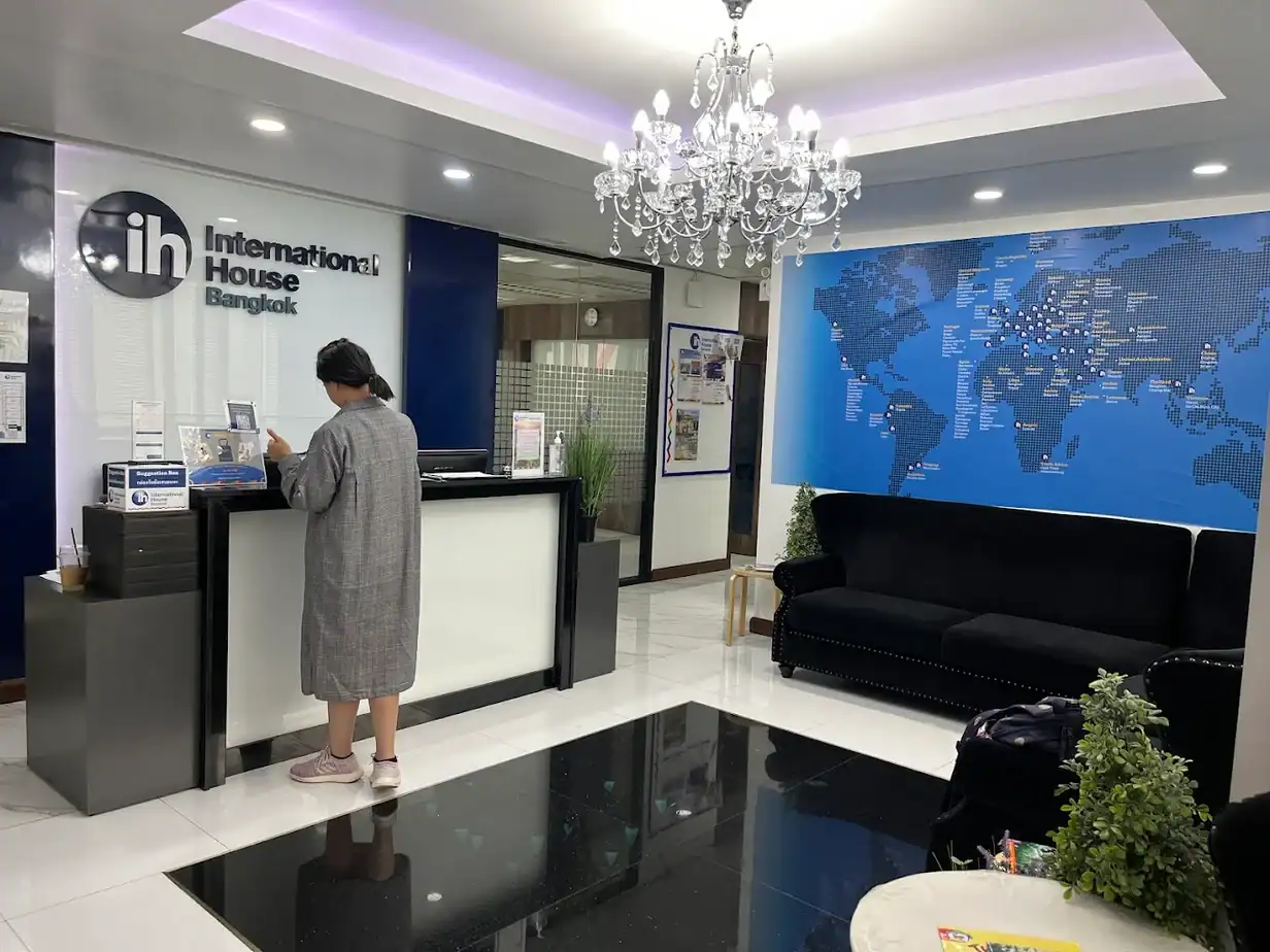 Apprendre l'anglais en Thaïlande avec un séjour linguistique à Bangkok : accueil et lobby de l'école IH, partenaire de Sherwood School. Apprendre l'anglais en Thaïlande avec un séjour linguistique à Bangkok : accueil et lobby de l'école IH, partenaire de Sherwood School.